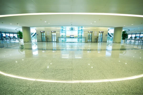 A arquitetura de interiores do aeroporto moderno — Fotografia de Stock