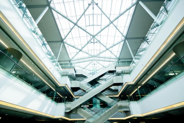 Interieur van de shanghai pudong luchthaven, moderne binnenshuis blackground. — Stockfoto