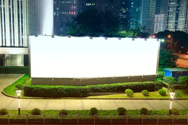 Geceleri otobüs durağındaki boş reklam panosu