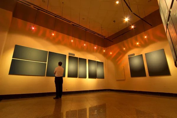 Cartelera en blanco ubicada en la sala subterránea — Foto de Stock