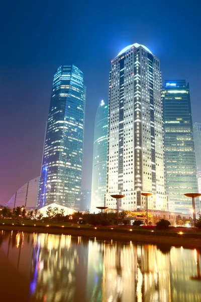 Elevados arranha-céus no novo distrito bancário e empresarial de Pudong, em Xangai, do outro lado do rio Huangpu, a partir da cidade velha . — Fotografia de Stock
