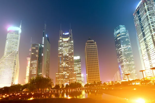 Grattacieli nel nuovo distretto bancario e commerciale di Pudong a Shanghai — Foto Stock