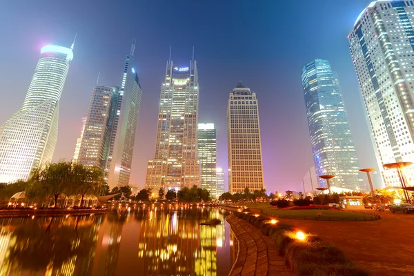 Torens in shanghai van nieuwe pudong banking en zakelijke district — Stockfoto