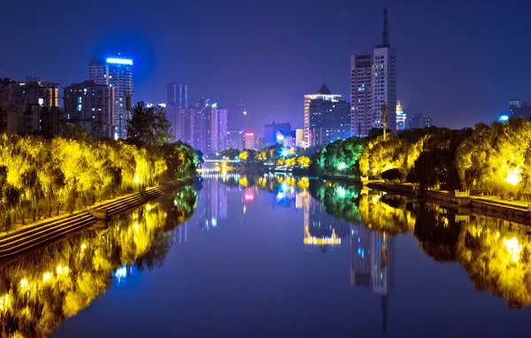 Şehir gece çekimi — Stok fotoğraf