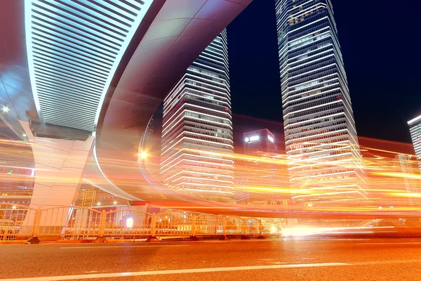 As trilhas de luz no fundo do edifício moderno em shanghai china — Fotografia de Stock