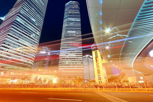 As trilhas de luz no fundo do edifício moderno em shanghai china — Fotografia de Stock