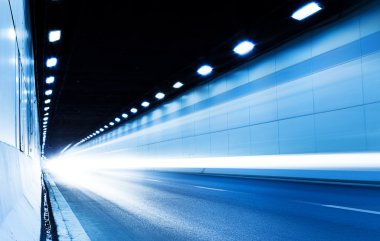 tünel, gece ışıkları bir çizgi oluşur.