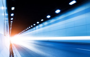tünel, gece ışıkları bir çizgi oluşur.