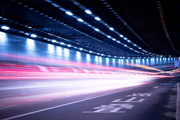 Tunneln nattetid, lamporna bildade en linje — Stockfoto