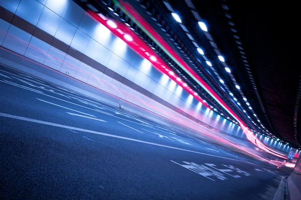 Der Tunnel in der Nacht, die Lichter bildeten eine Linie — Stockfoto