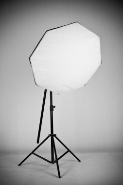 Beyaz arka plan üzerinde izole stüdyo lambaları