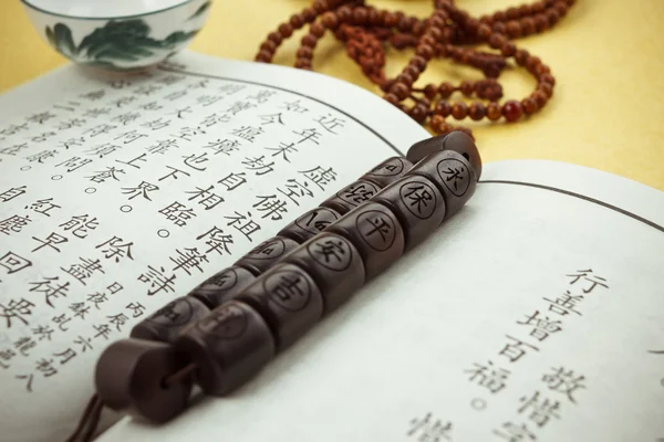 Perline di preghiera buddiste o indù, scritture — Foto Stock