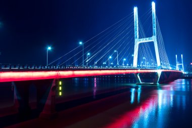 Şangay 'daki modern binanın arka planındaki ışık yolları..