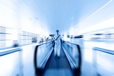 Mavi hareketli yürüyen merdiven ofis binası perspektif görünüm