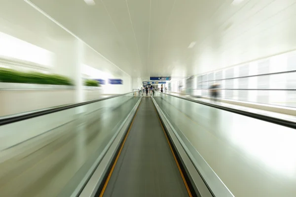 Blauwe bewegende roltrappen in de office hall perspectief weergave — Stockfoto