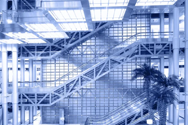 青オフィス ホール パースペクティブ ビューで動いているエスカレーター — ストック写真