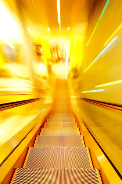 Modré Pohyblivý eskalátor v zobrazení Perspektiva síně úřadu — Stock fotografie