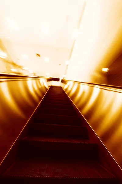 Blauwe bewegende roltrappen in de office hall perspectief weergave — Stockfoto