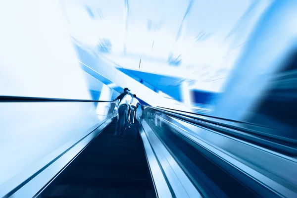 Blauwe bewegende roltrappen in de office hall perspectief weergave — Stockfoto