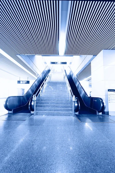 Azul em movimento escada rolante no escritório vista perspectiva hall — Fotografia de Stock