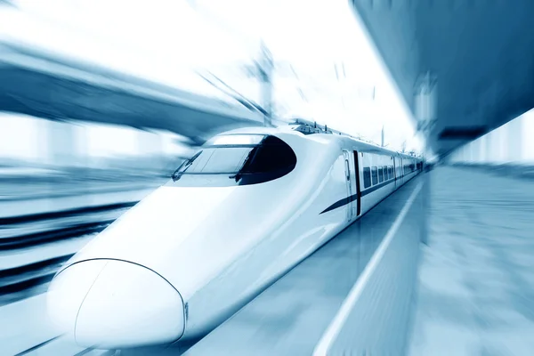 Le fond du train à grande vitesse avec flou de mouvement en plein air — Photo