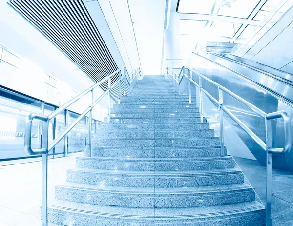 Blauwe bewegende roltrappen in de office hall perspectief weergave — Stockfoto