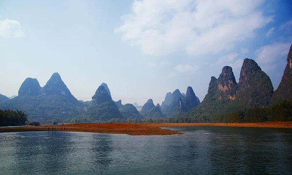 陽朔桂林、中国の美しいゆう長い川カルスト山の風景 — ストック写真