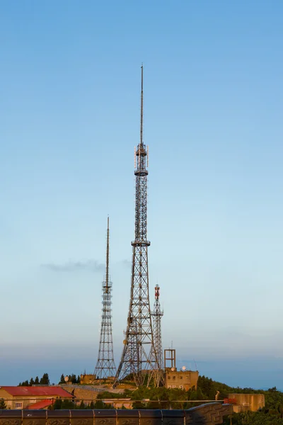 Cabo de comunicação contra céu azul nublado — Fotografia de Stock