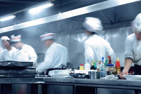 Cuochi di movimento di una cucina ristorante — Foto Stock