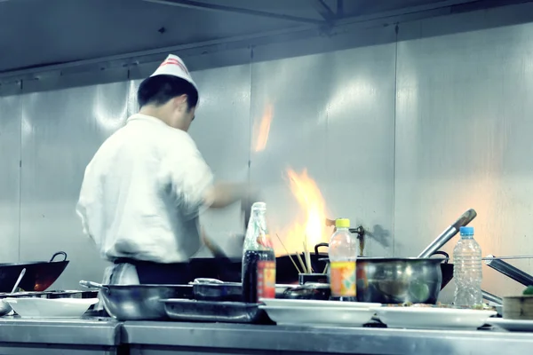 Chefs de movimiento de una cocina de restaurante —  Fotos de Stock