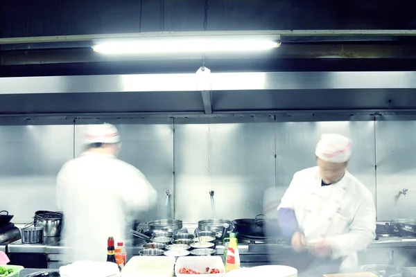 Cuochi di movimento di una cucina ristorante — Foto Stock