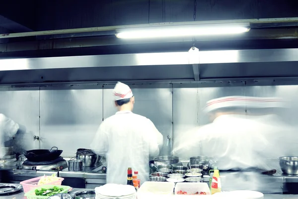 Cuochi di movimento di una cucina ristorante — Foto Stock