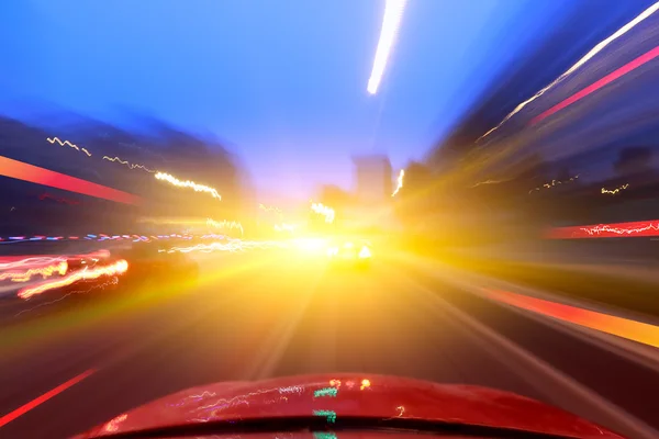 hızlı aşağı şehirde araba araba