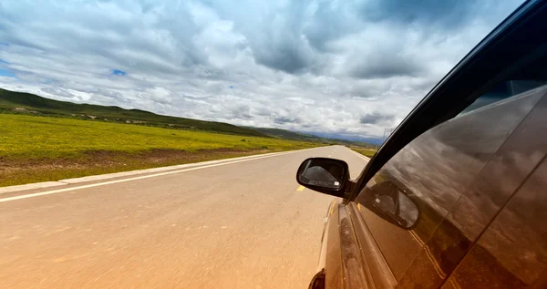 Καθρέφτης αυτοκινήτου, η έννοια της ταχύτητας — Φωτογραφία Αρχείου