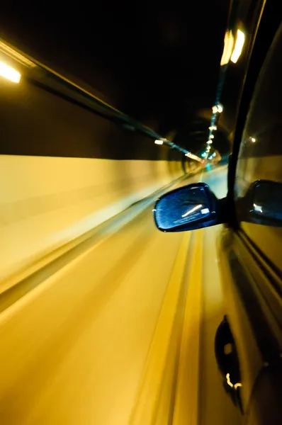 Szybki samochód w tunelu, ruchu rozmycie — Zdjęcie stockowe