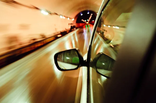 Snelle auto in de tunnel, motion blur — Stockfoto