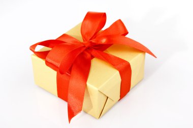 Kırmızı gül ve hediye kutusu.