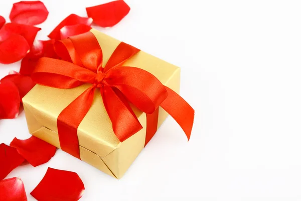 Red rose and a gift box — Stock Photo, Image