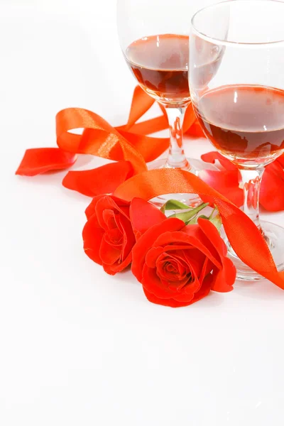 Marco con una copa de vino y rosas para su diseño — Foto de Stock