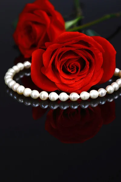 Bella rosa rossa con collana — Foto Stock