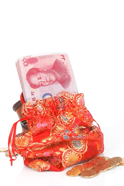 Červené tašky plné zlatých mincí. izolované na bílém. — Stock fotografie
