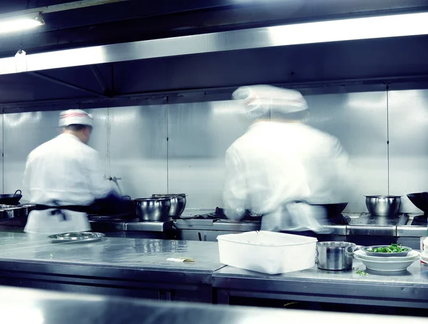 Motion kockar i ett restaurangkök — Stockfoto