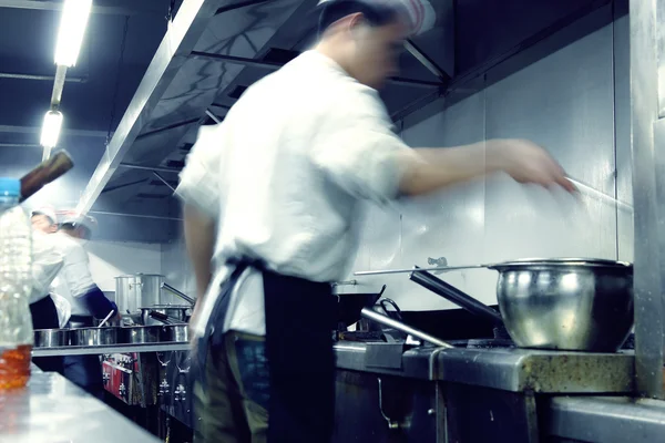 Motion chefs de uma cozinha de restaurante — Fotografia de Stock