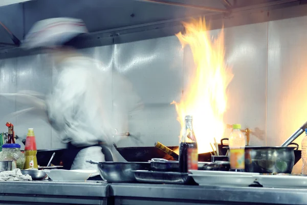 Chefs de movimiento de una cocina de restaurante —  Fotos de Stock