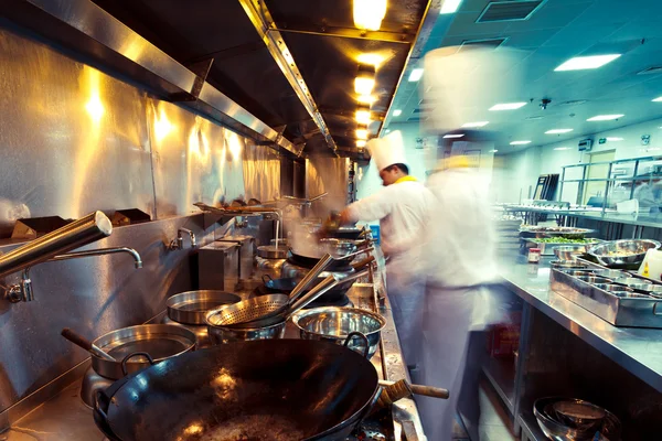 Cuochi di movimento di una cucina ristorante — Foto Stock