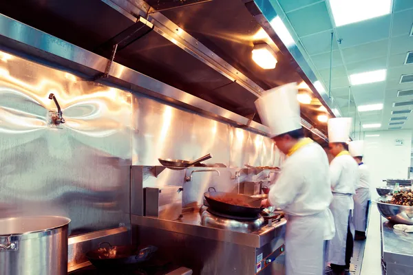 Beweging chef-koks van een keuken van het restaurant — Stockfoto