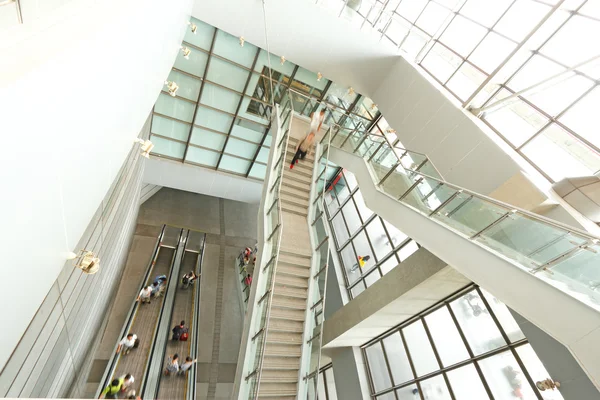 Innenausbau der modernen Architektur am Flughafen von Shanghai. — Stockfoto
