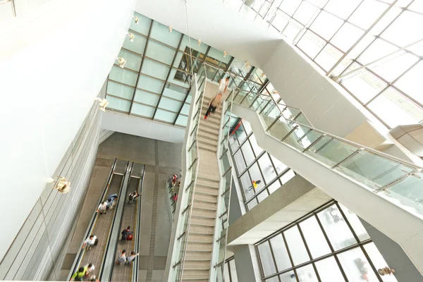 Intérieur de l'architecture moderne à l'aéroport de Shanghai . — Photo