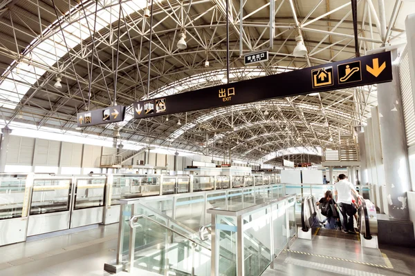 Интерьер современной архитектуры в аэропорту Шанхая . — стоковое фото