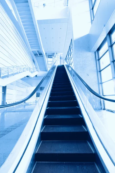 Interieur van de moderne architectonische in shanghai luchthaven. — Stockfoto